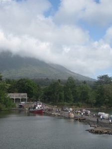 Hafen mit Vulkan im Hintergrund